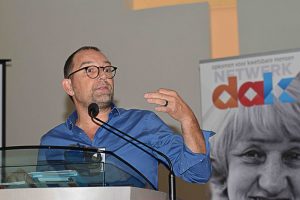 Bart Eigeman presenteert de handreiking 'Werken met kwetsbare vrijwilligers'.
