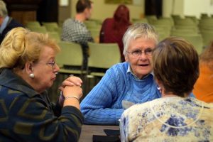 Deelnemers in gesprek.