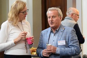 Hans Rinkel in gesprek.