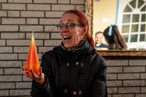 Medewerker Jong Actief ontvangt een kaars van de Regenbooggroep als bedankje.