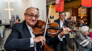 Muzikale Roma-talenten in de pauze.